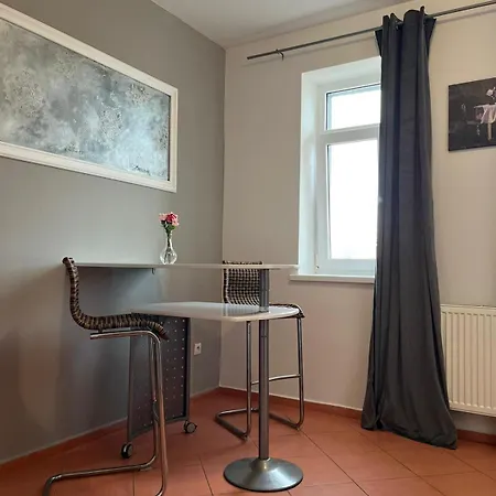 4 Plaza Apartment *